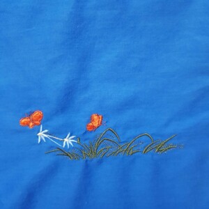 blaue Krabbeldecke bestickt, Spieldecke