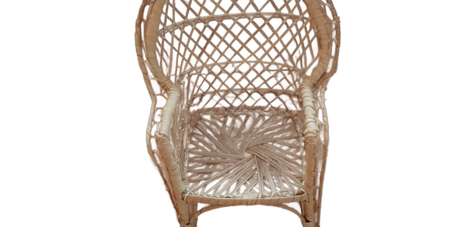 rattan-schaukelstuhl-puppe